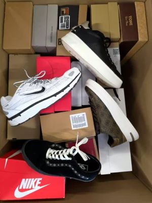 The photo shows a package with footwear in the category CS.