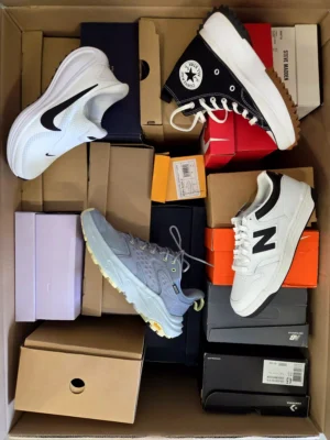 The photo shows a package with footwear in the category CS.