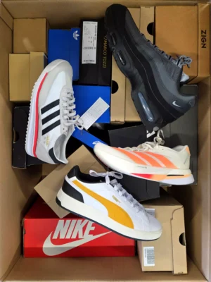 The photo shows a package with footwear in the category CS.