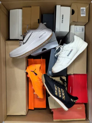 The photo shows a package with footwear in the category CS.