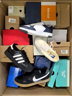 The photo shows a package with footwear in the category CS.