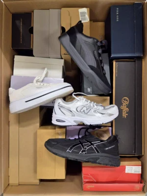 The photo shows a package with footwear in the category CS.