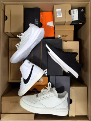 The photo shows a package with footwear in the category CS.