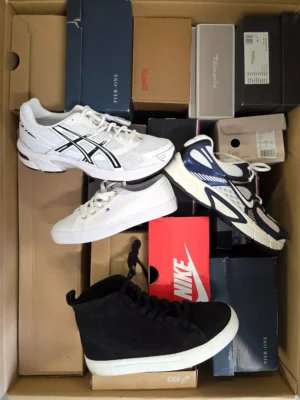 The photo shows a package with footwear in the category CS.