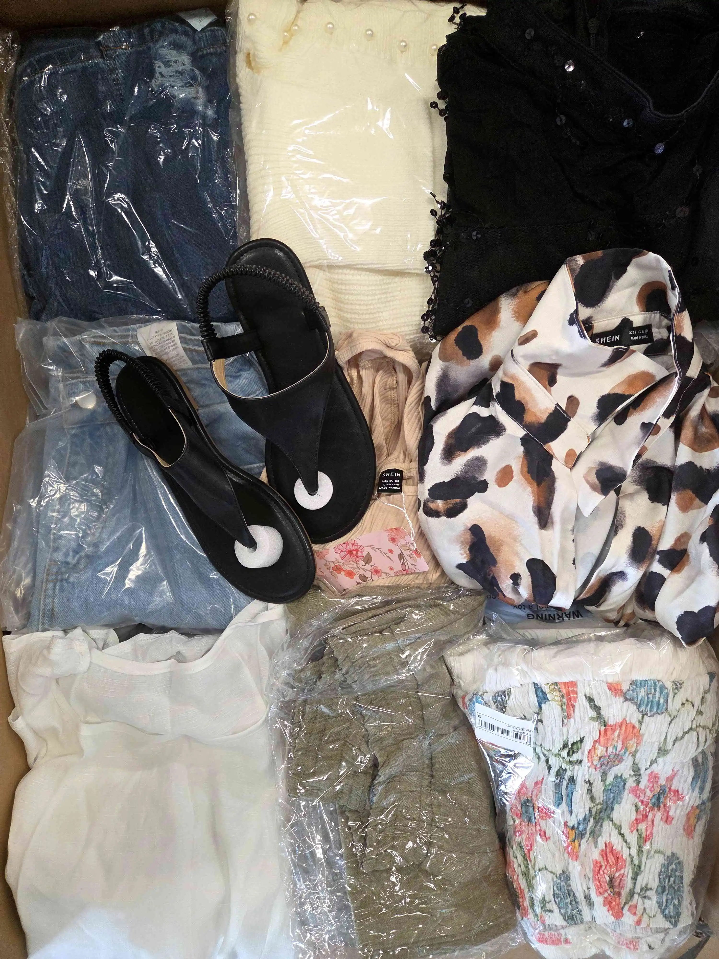 SN830 3 The photo shows a package with clothing in the category SN.