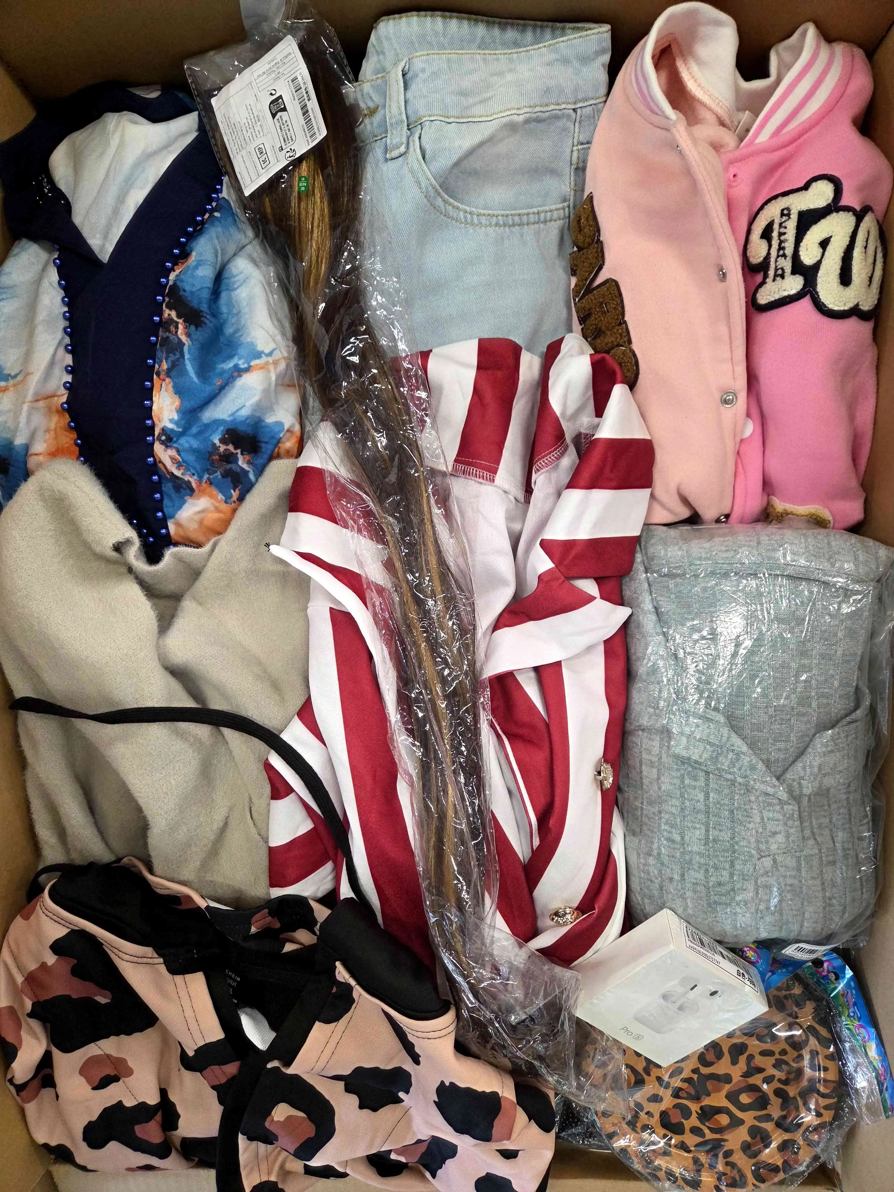 SN834 3 The photo shows a package with clothing in the category SN.