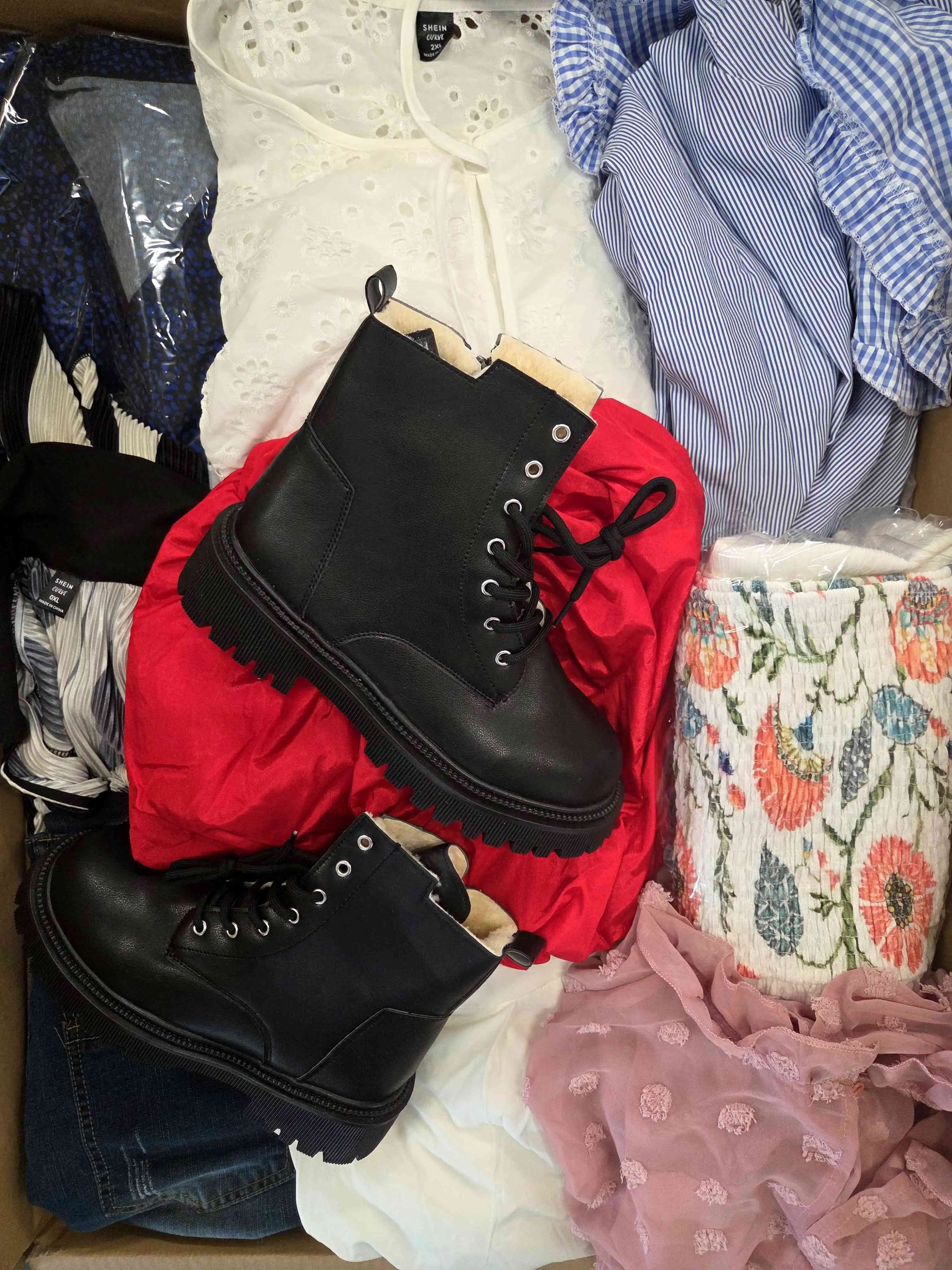 SN835 3 The photo shows a package with clothing in the category SN.