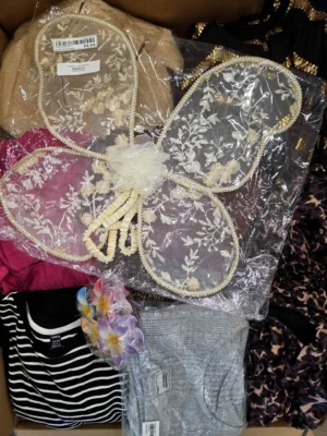 The photo shows a package with clothing in the category SN.