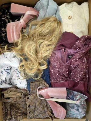The photo shows a package with clothing in the category SN.