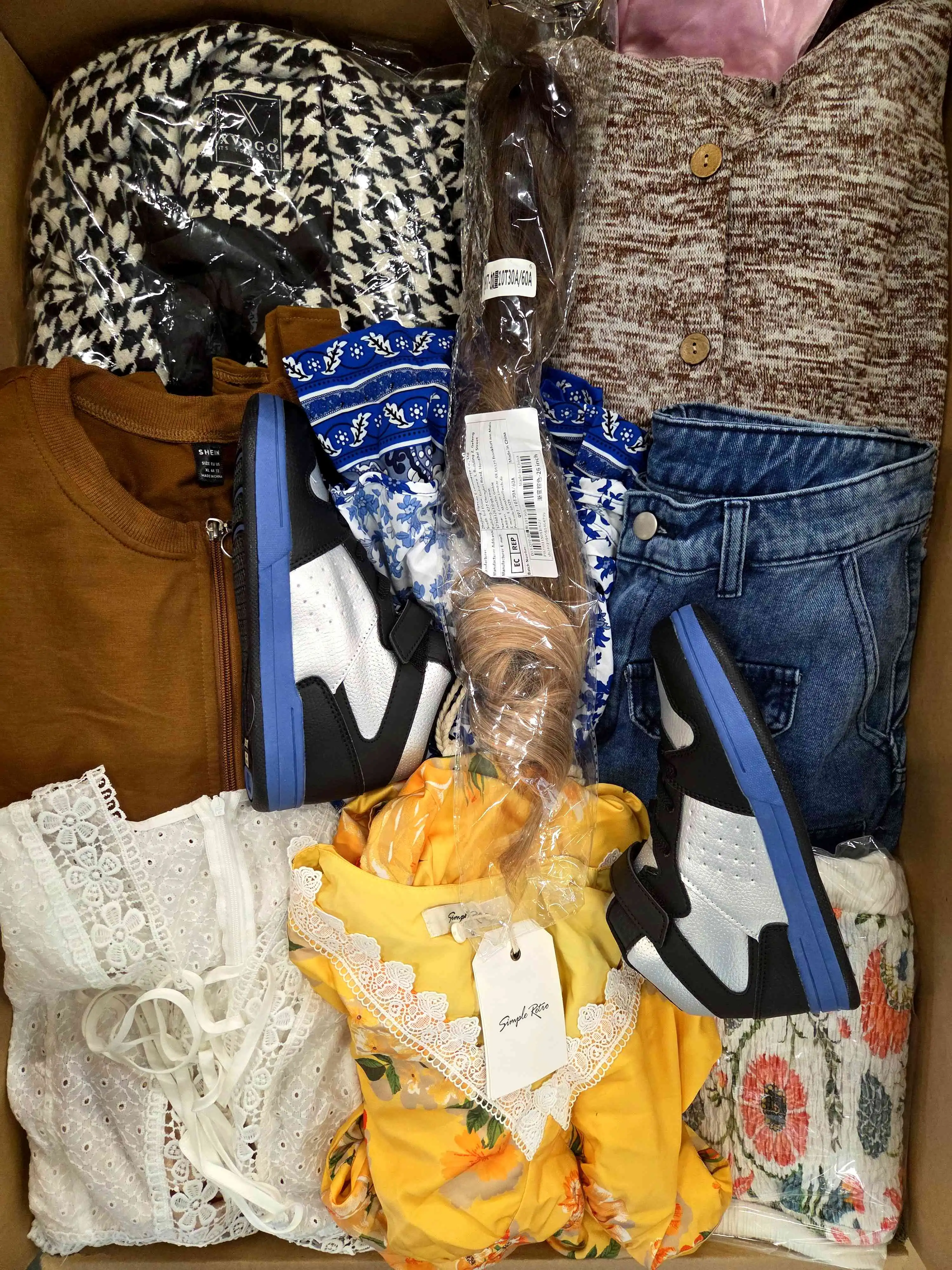 SN839 3 The photo shows a package with clothing in the category SN.