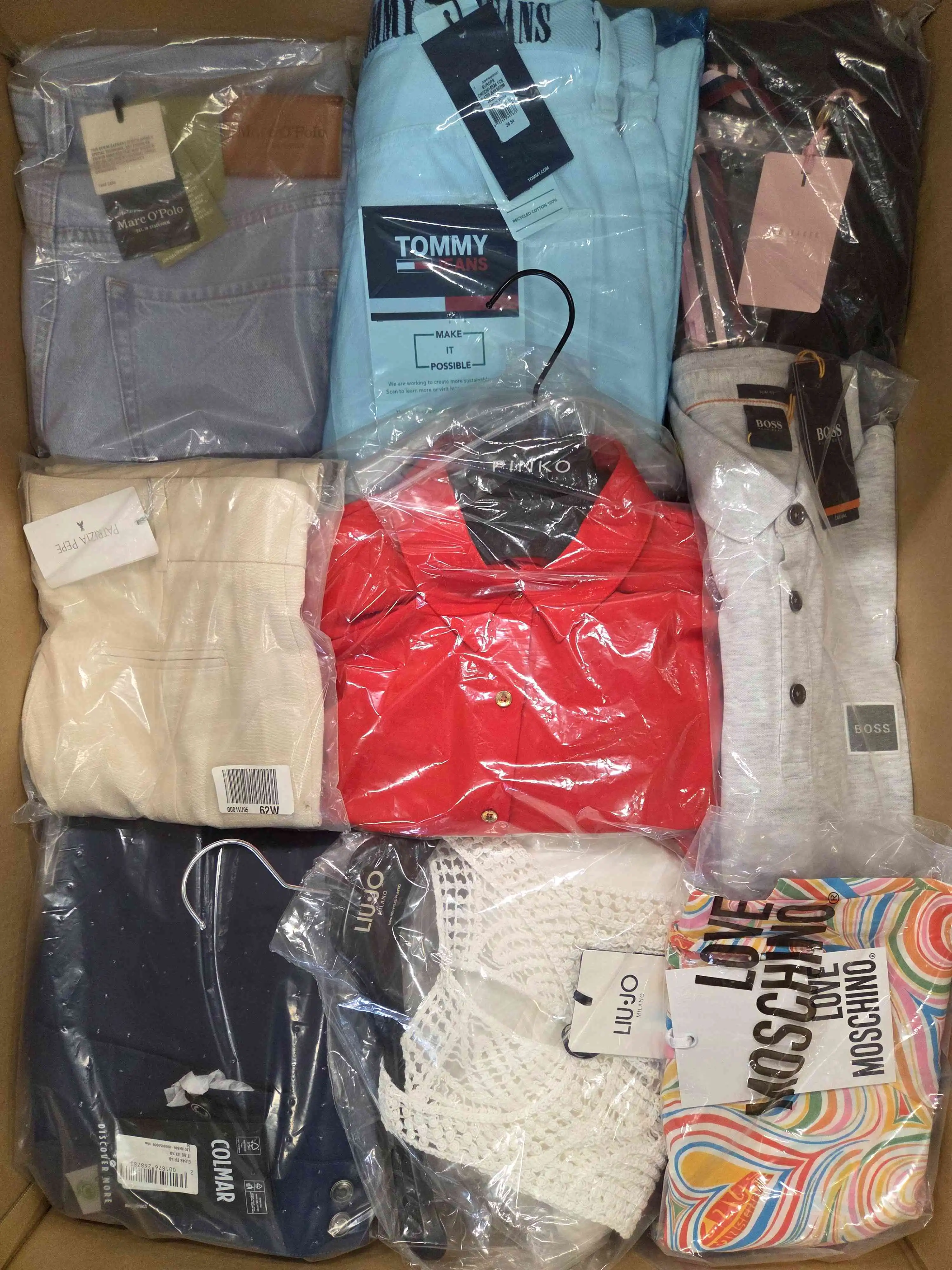 AP873 3 The photo shows a package with clothing in the category AP.