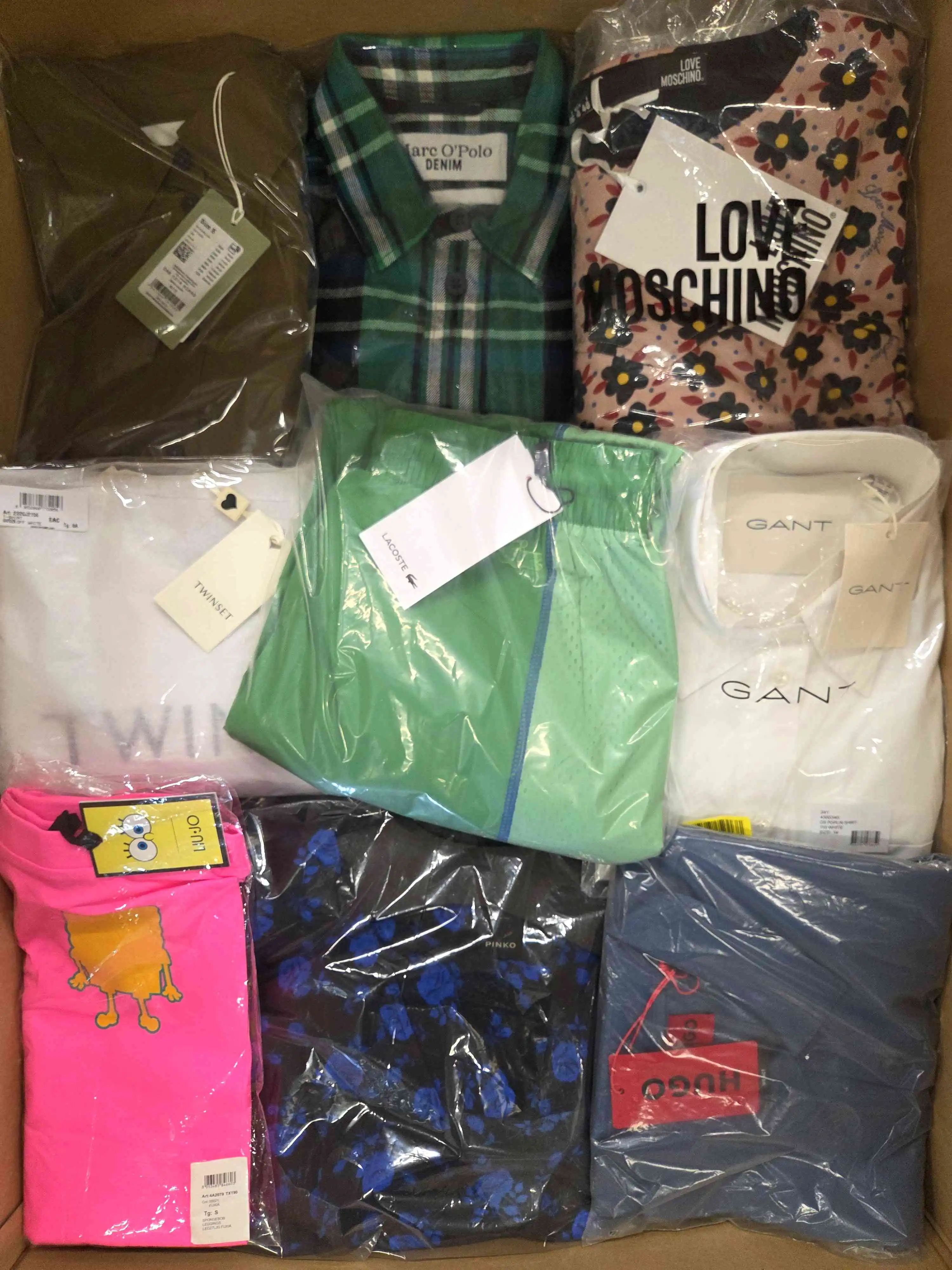 AP876 3 The photo shows a package with clothing in the category AP.