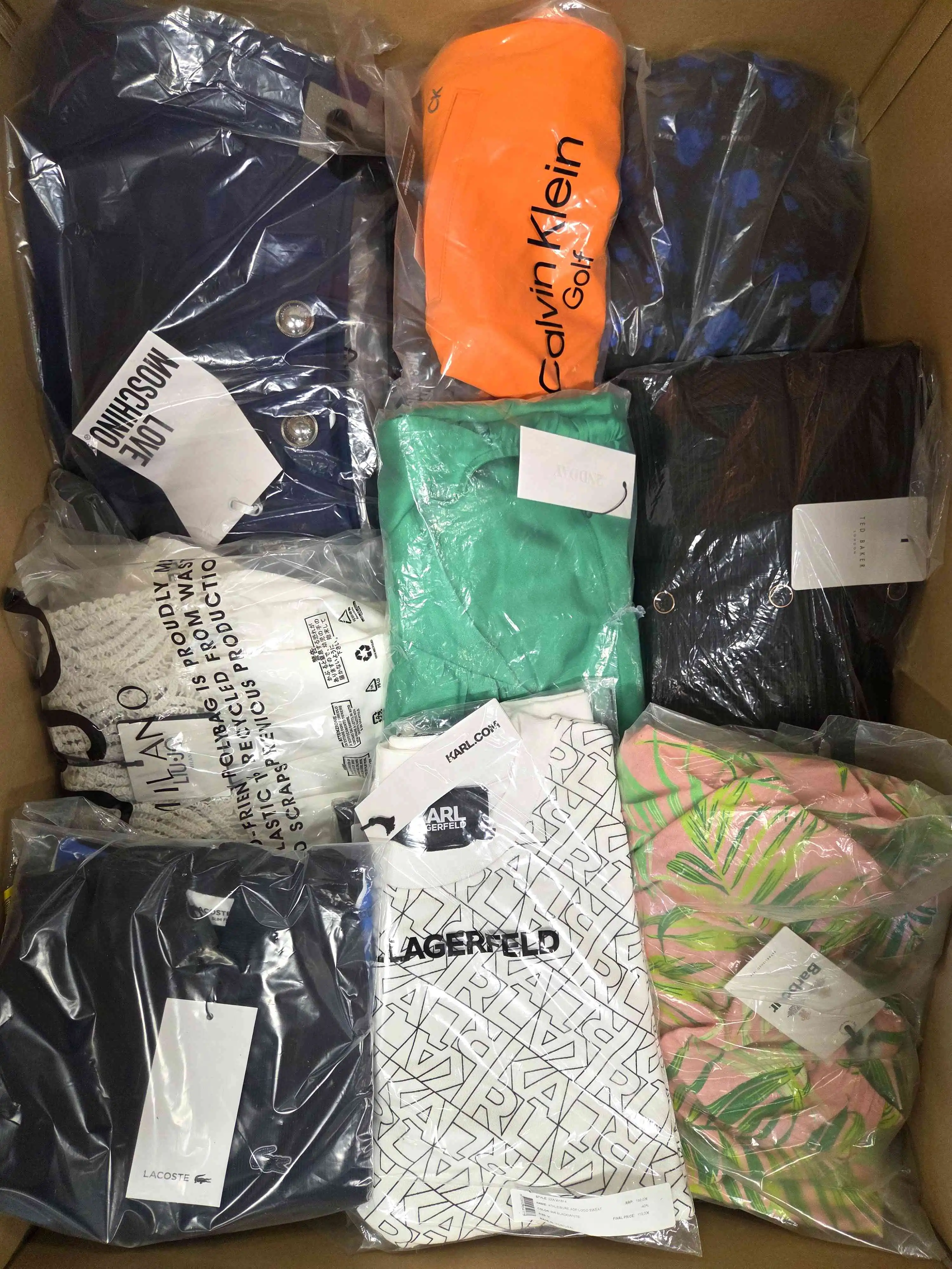AP936 3 The photo shows a package with clothing in the category AP.