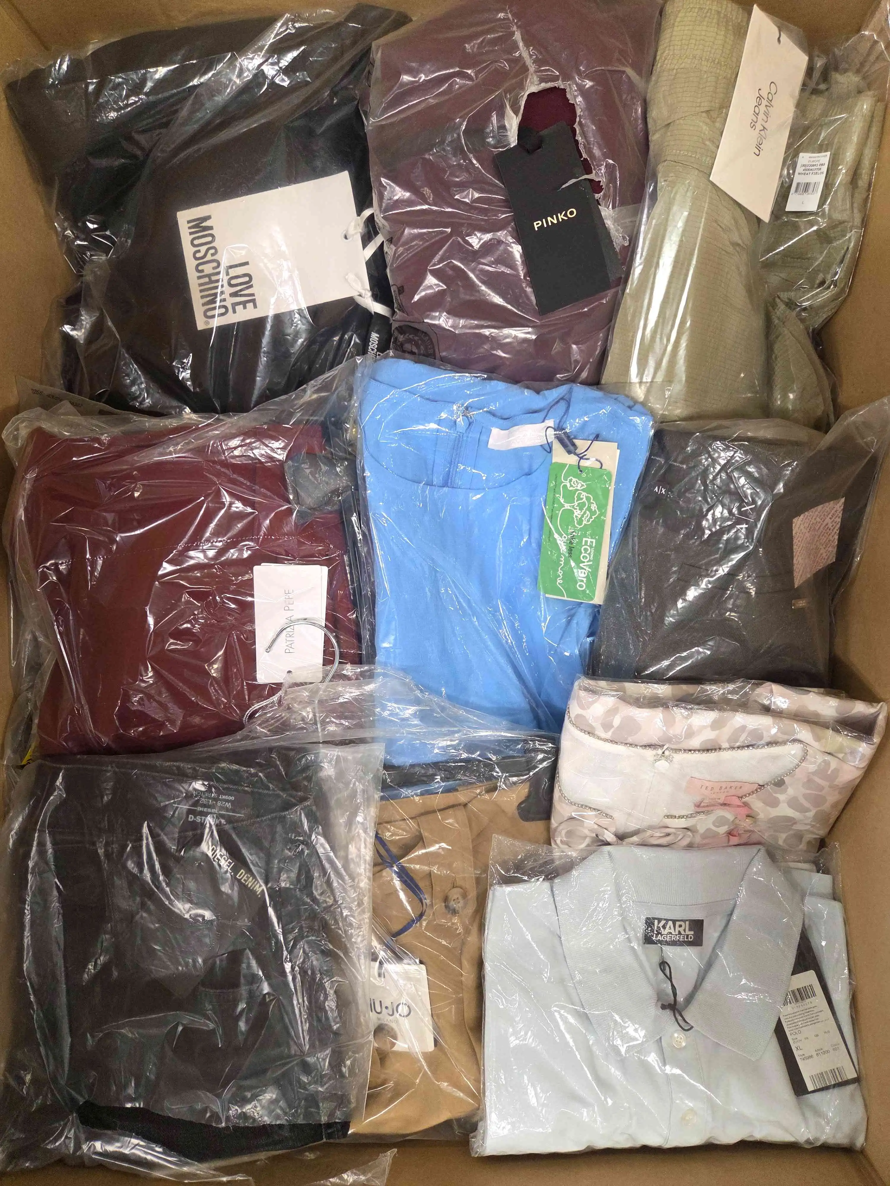AP941 3 The photo shows a package with clothing in the category AP.