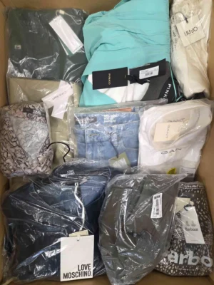The photo shows a package with clothing in the category AP.