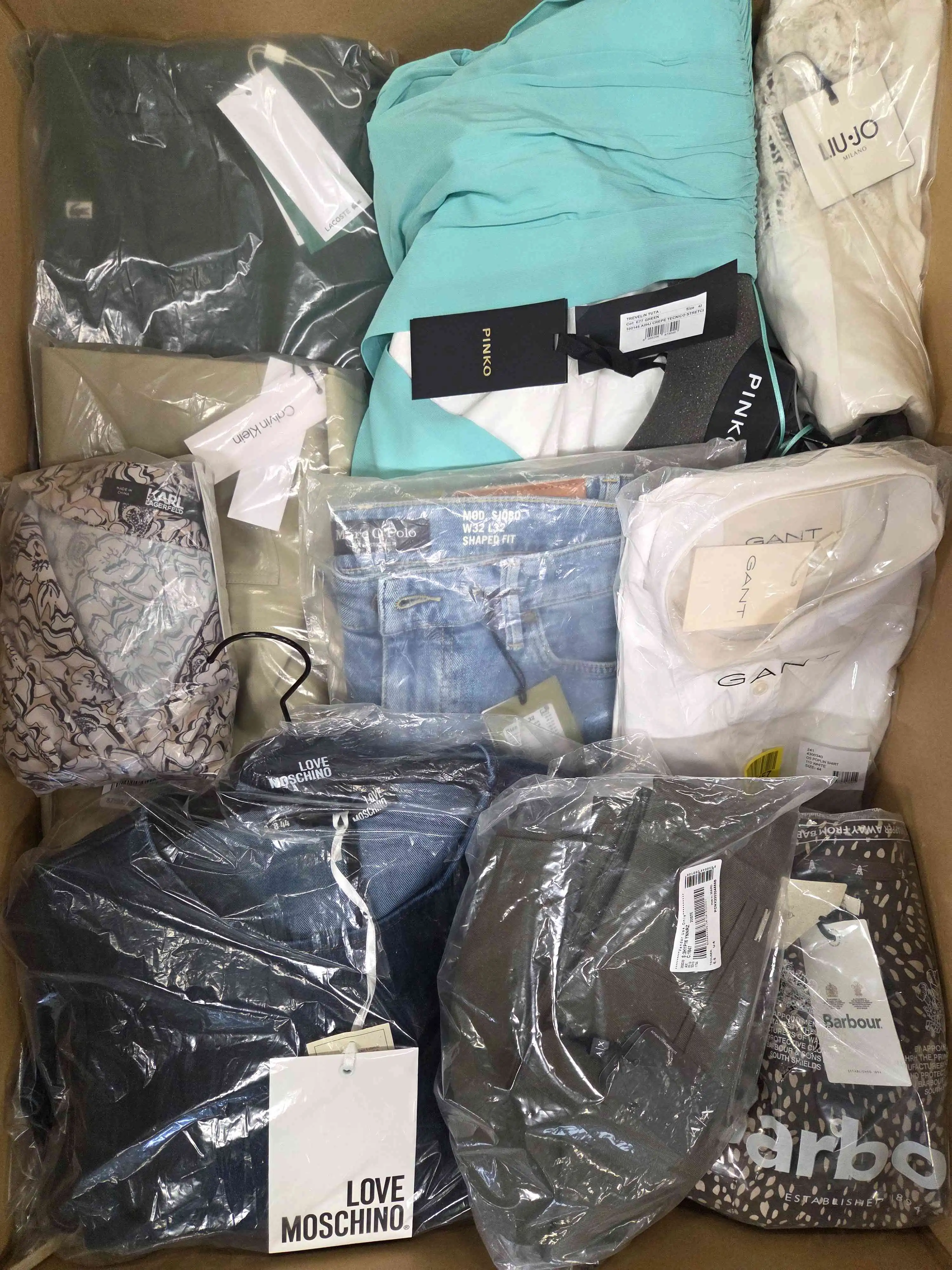 AP946 3 The photo shows a package with clothing in the category AP.