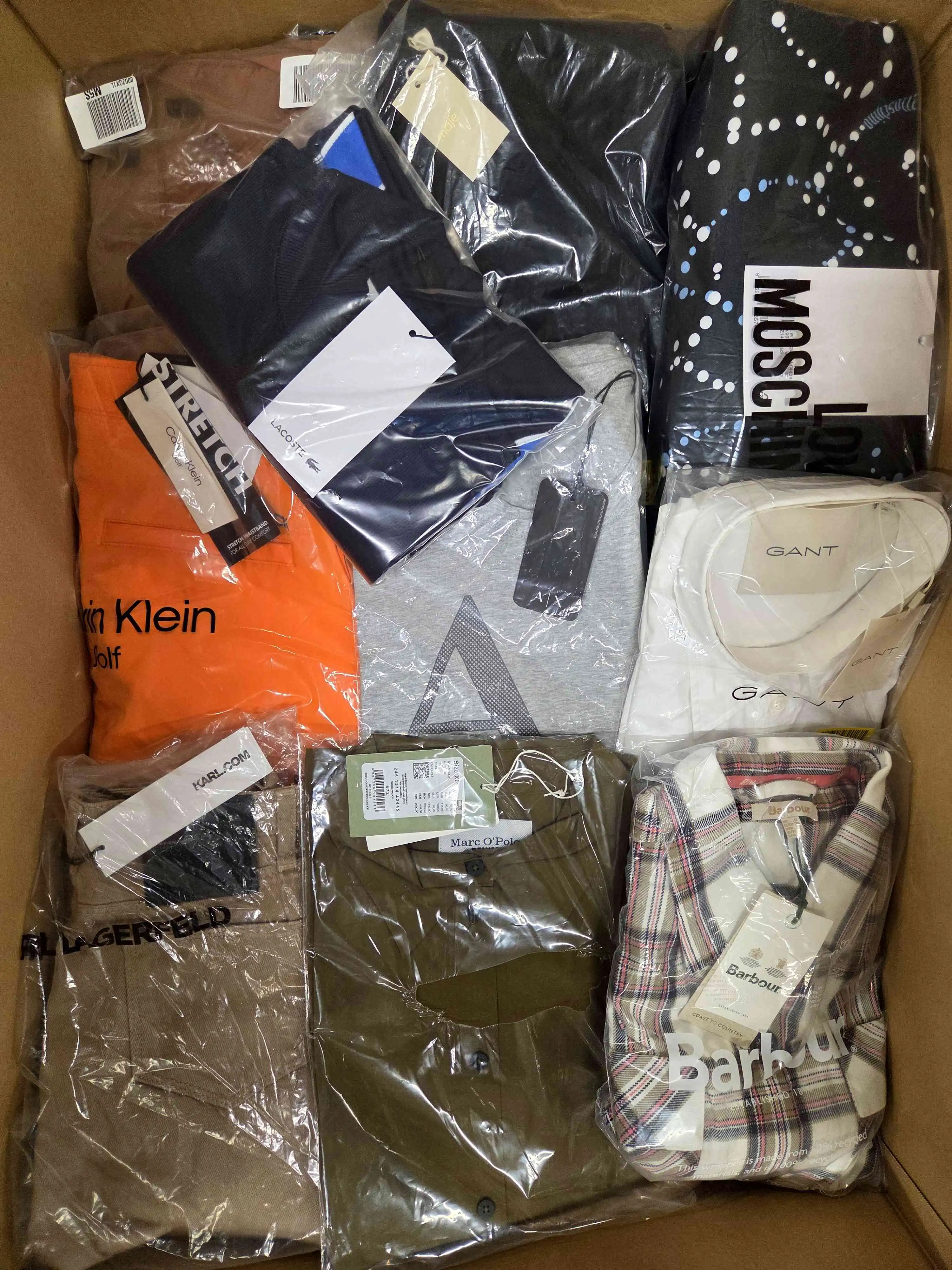 AP951 3 The photo shows a package with clothing in the category AP.