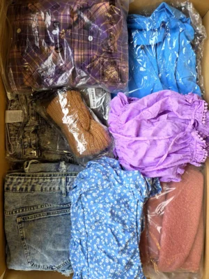 The photo shows a package with clothing in the category SN.