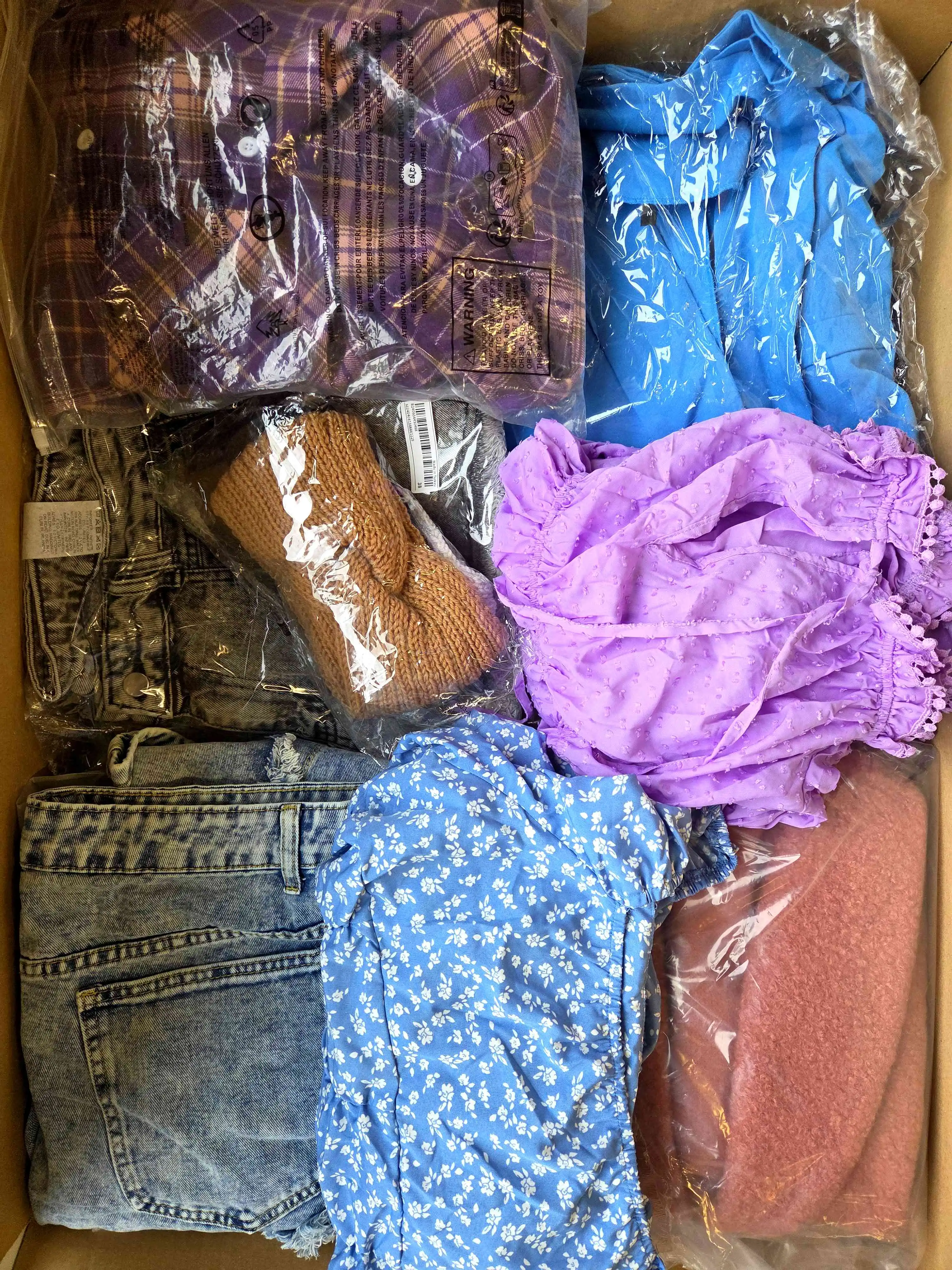 SN1004 3 The photo shows a package with clothing in the category SN.