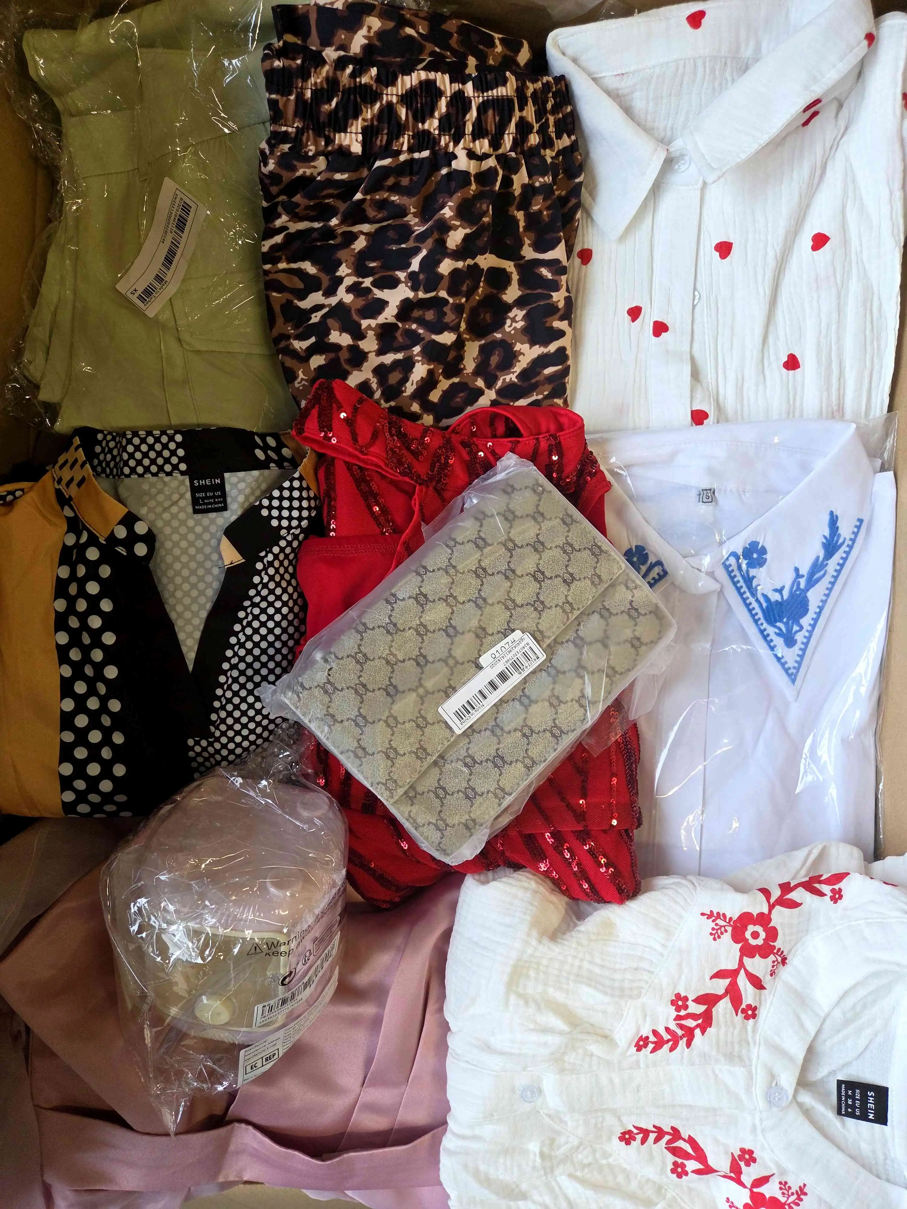 SN1005 3 The photo shows a package with clothing in the category SN.