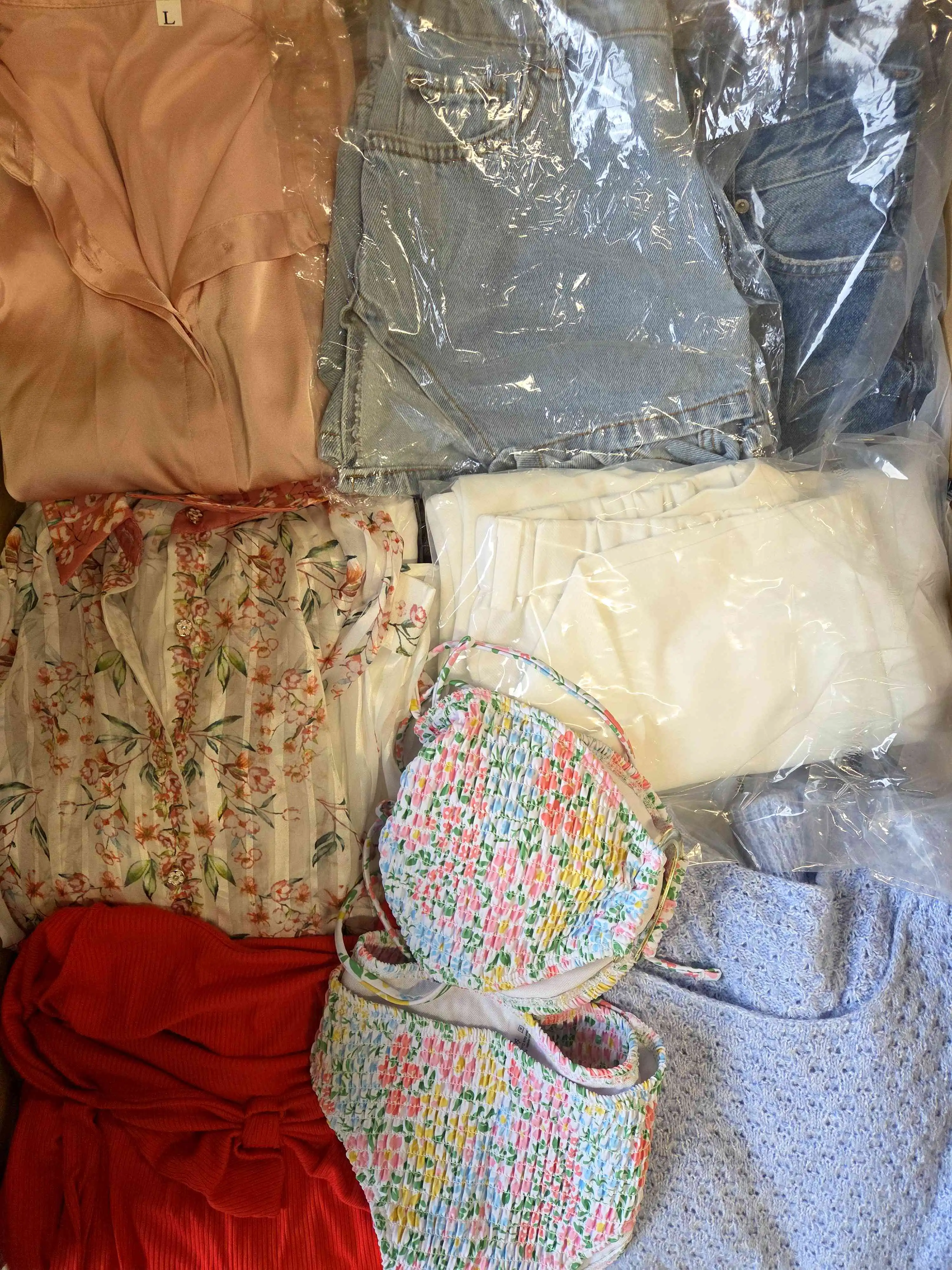 SN1006 3 The photo shows a package with clothing in the category SN.
