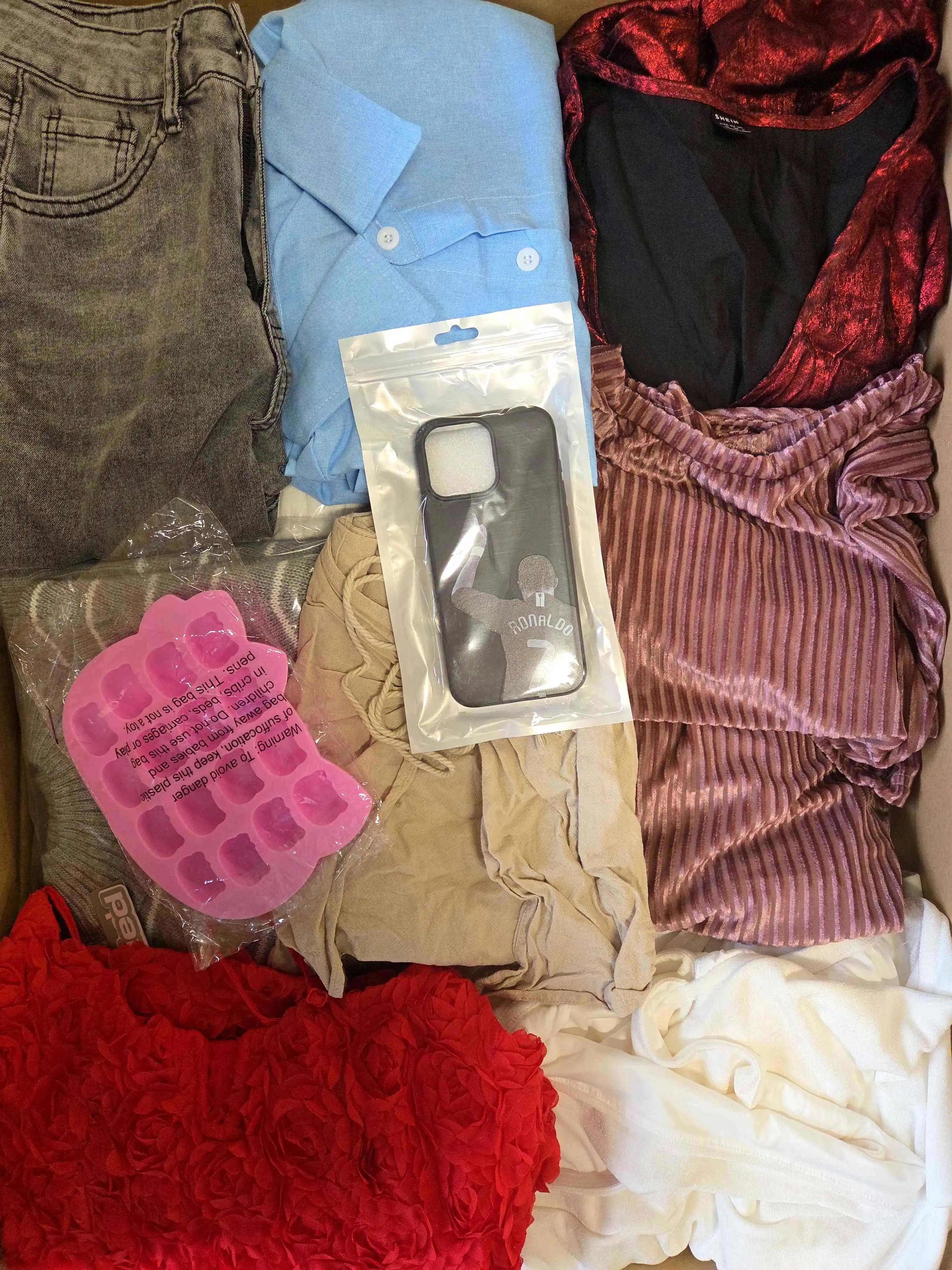 SN1007 3 The photo shows a package with clothing in the category SN.