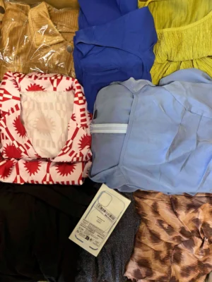 The photo shows a package with clothing in the category SN.