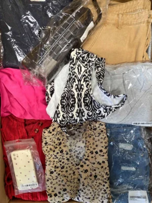 The photo shows a package with clothing in the category SN.