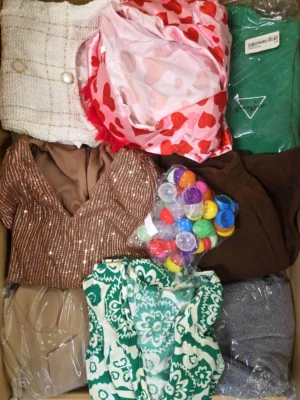The photo shows a package with clothing in the category SN.