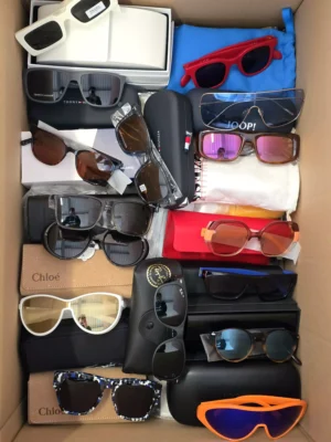 The picture shows a package with accessories in the category SG.