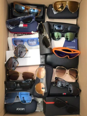 The picture shows a package with accessories in the category SG.