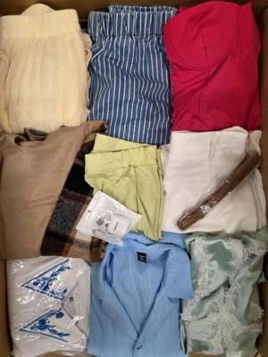 The photo shows a package with clothing in the category SN.