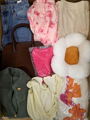 The photo shows a package with clothing in the category SN.