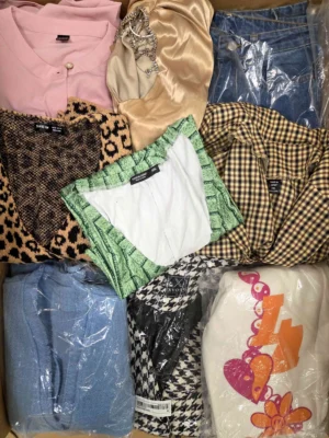 The photo shows a package with clothing in the category SN.