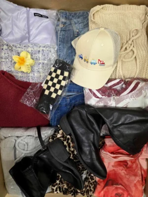 The photo shows a package with clothing in the category SN.