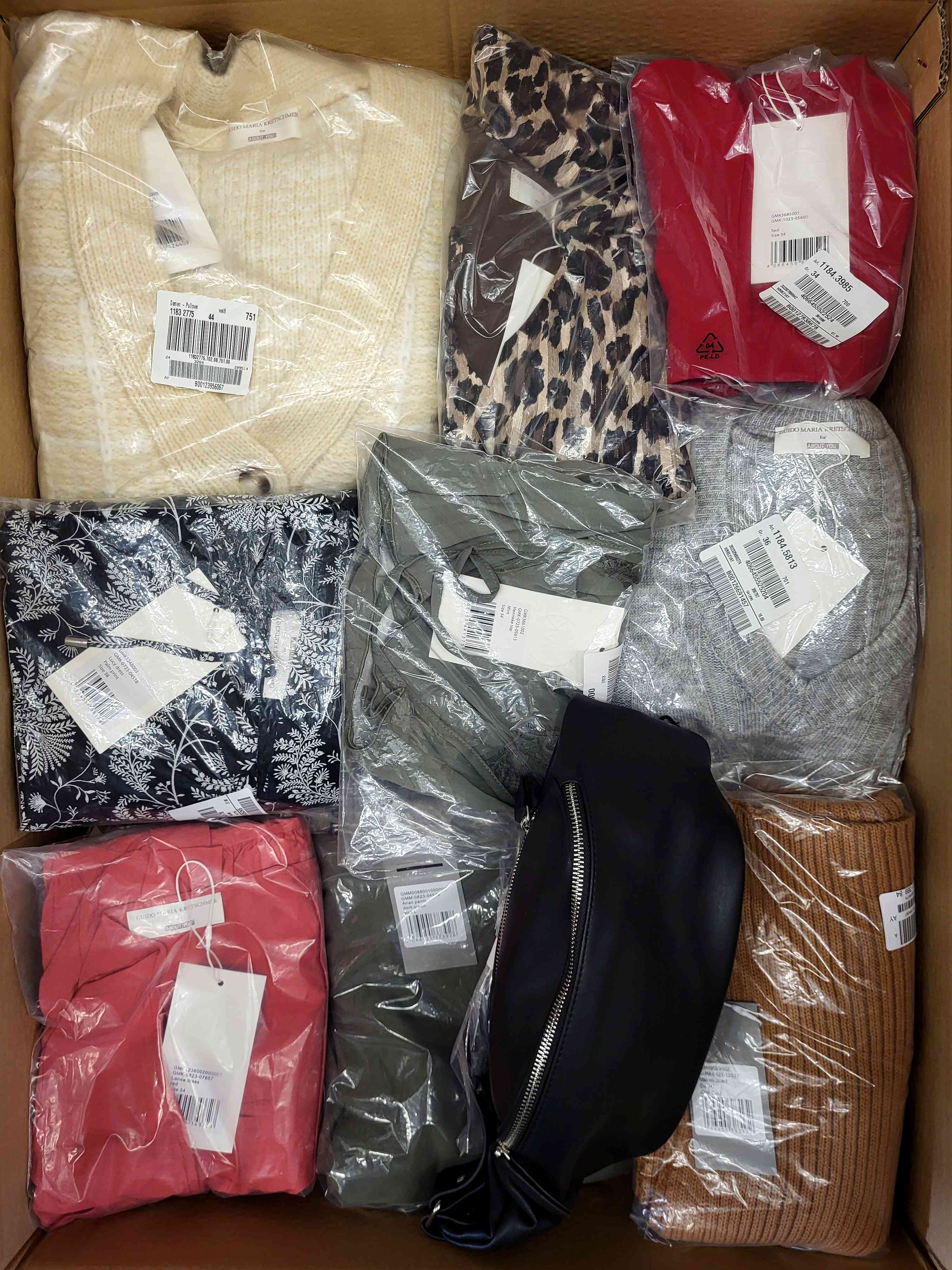 YA1041 3 The photo shows a package with clothing in the category YA.