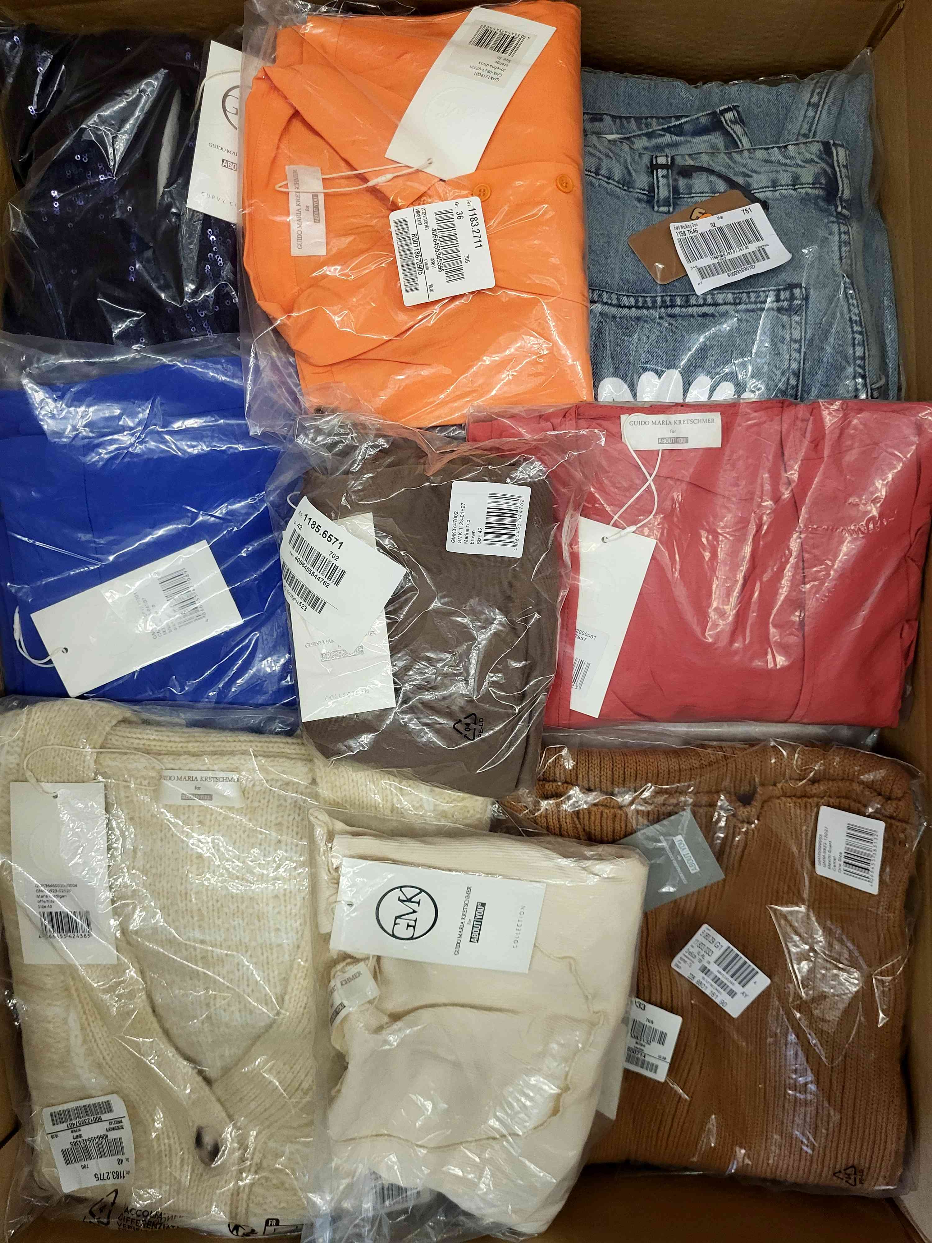 YA1046 3 The photo shows a package with clothing in the category YA.