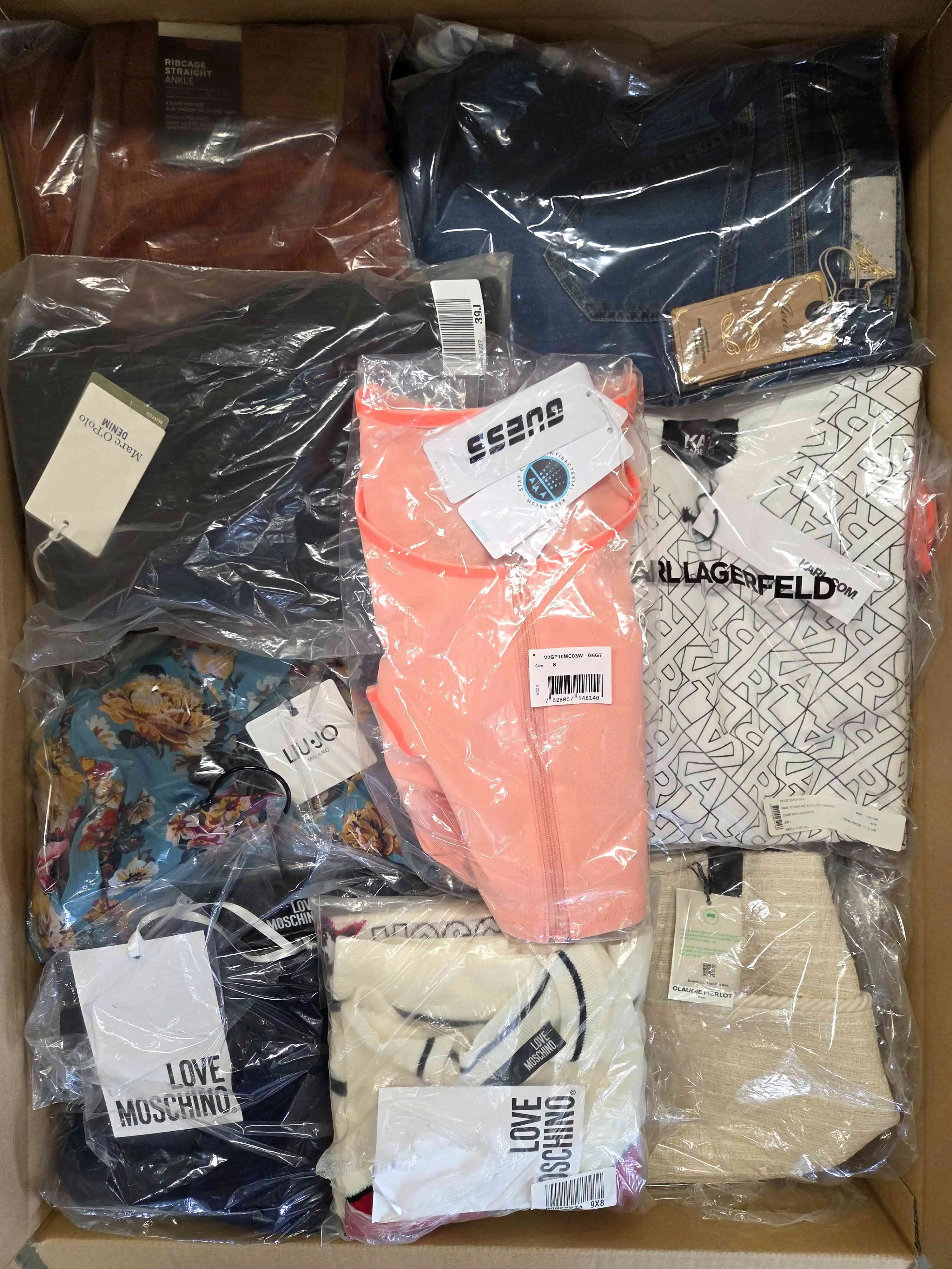 A1050 2 The photo shows a package with clothing in the category A.