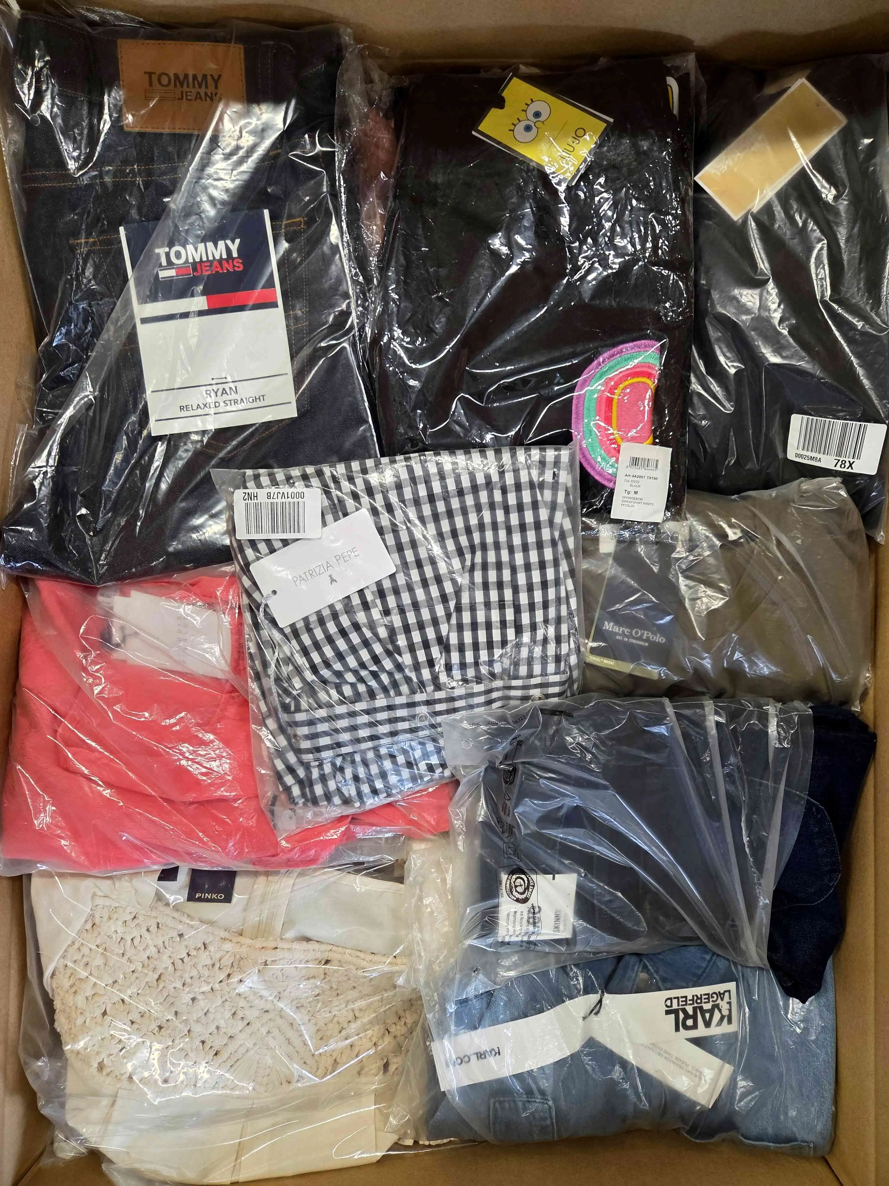 A1051 3 The photo shows a package with clothing in the category A.