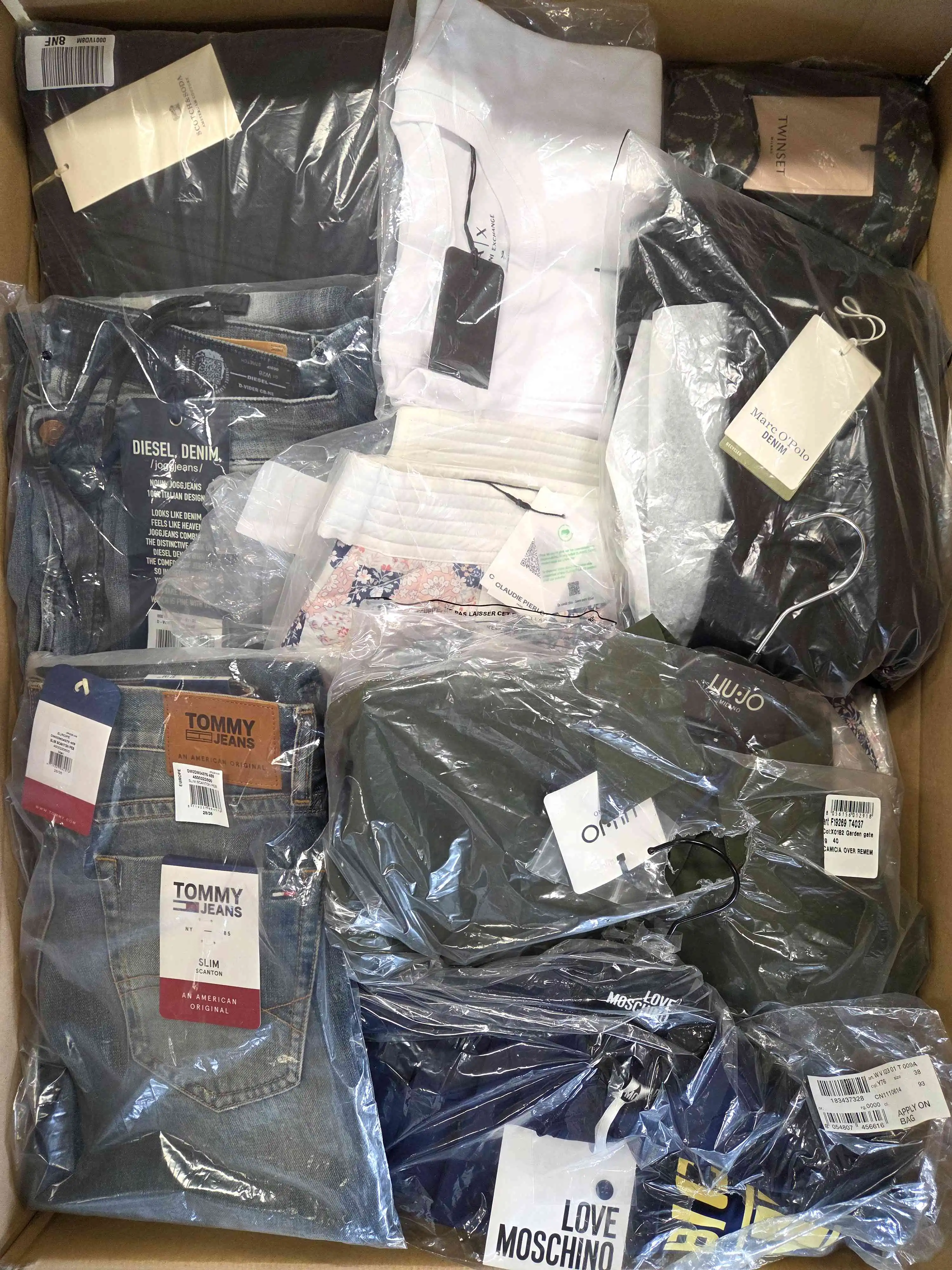 A1052 3 The photo shows a package with clothing in the category A.