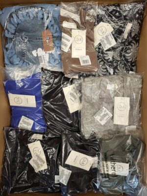 The photo shows a package with clothing in the category YA.