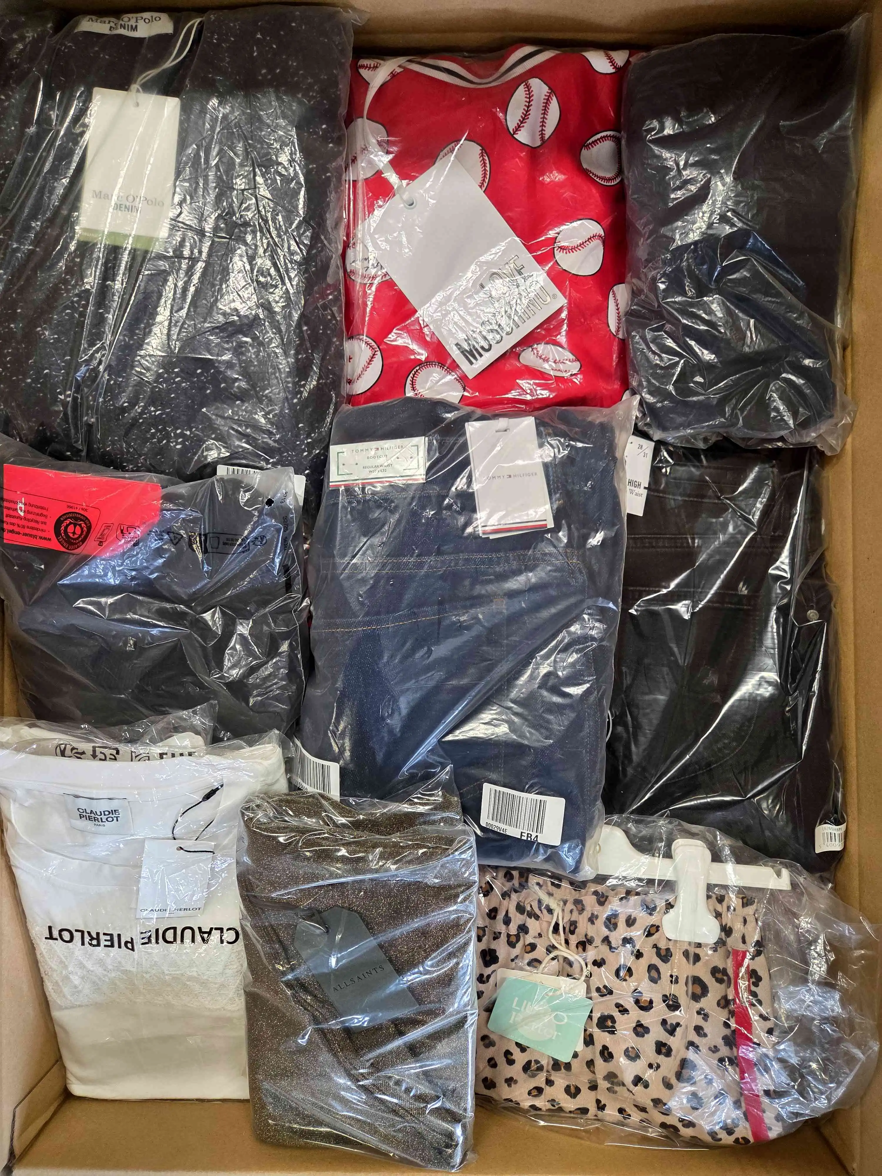 A1053 3 The photo shows a package with clothing in the category A.