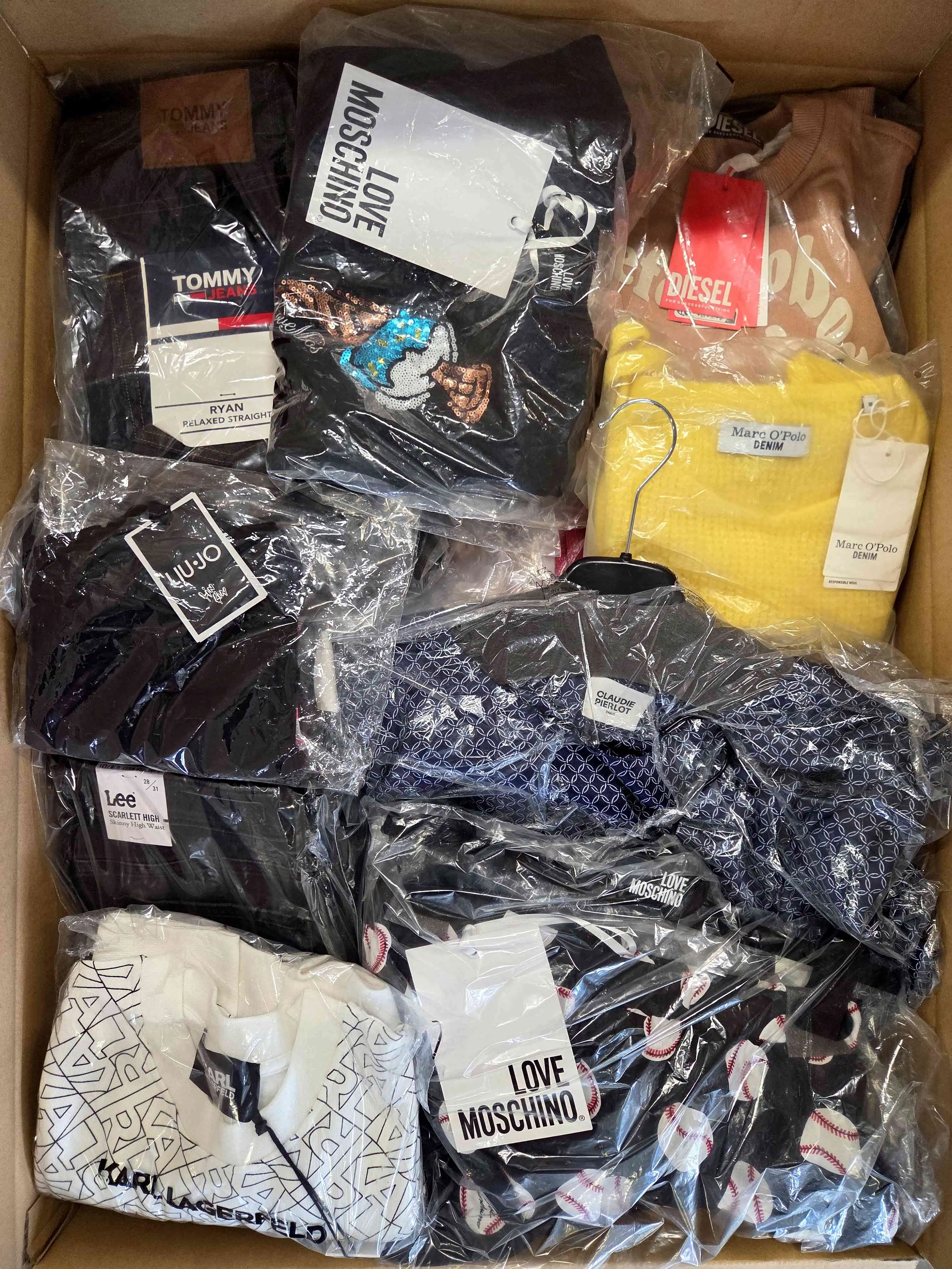 A1054 3 The photo shows a package with clothing in the category A.