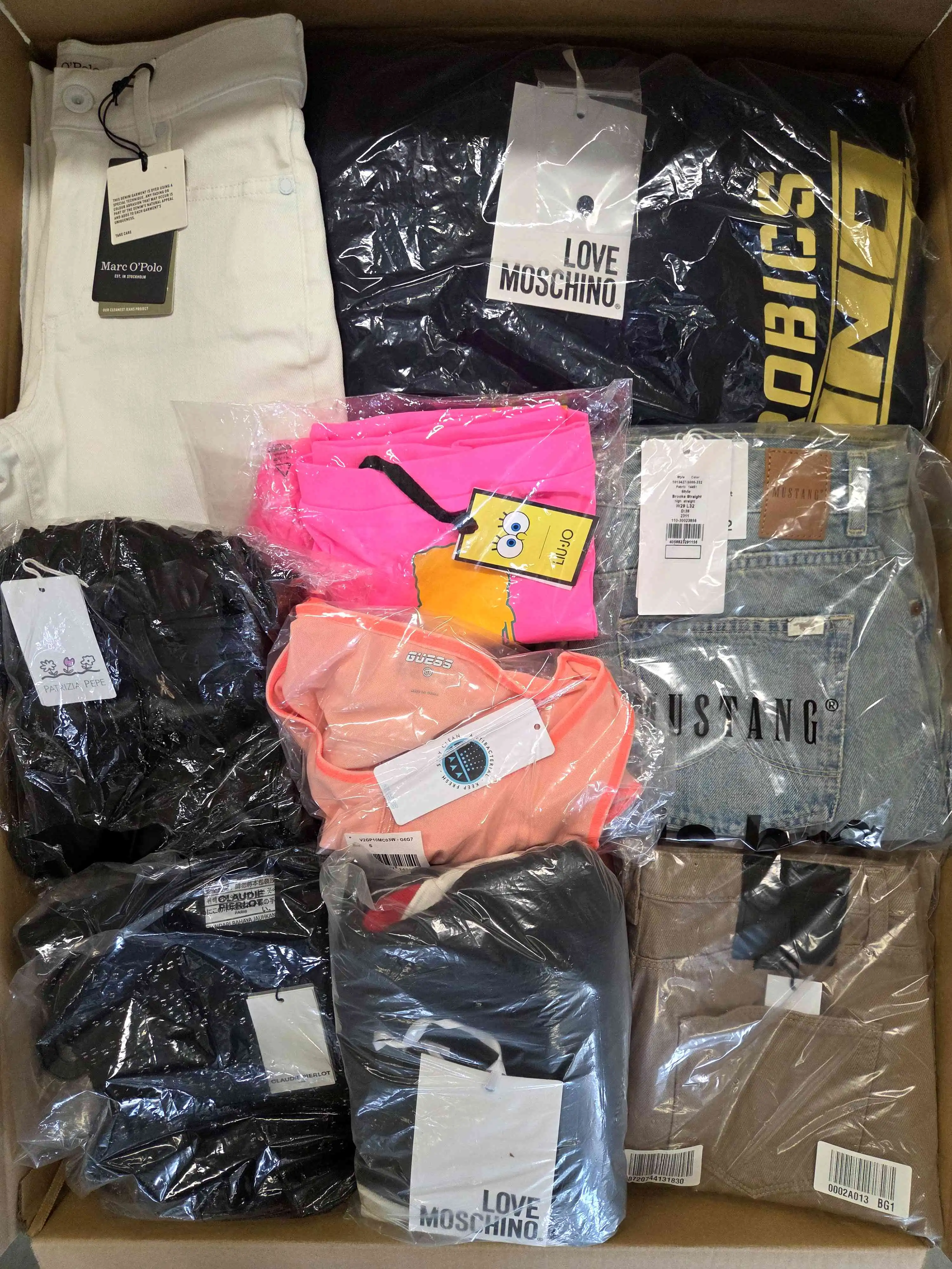 A1055 3 The photo shows a package with clothing in the category A.