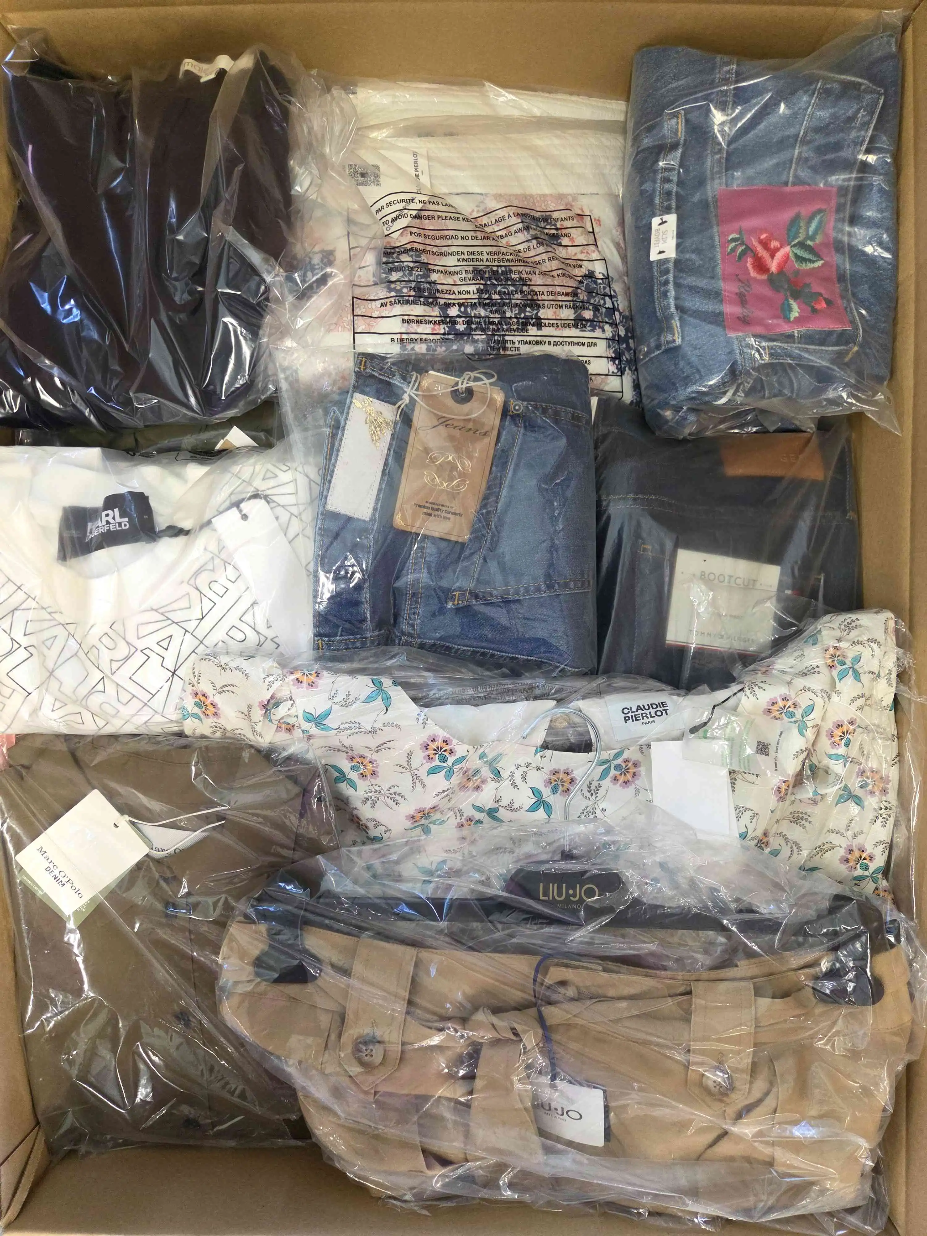 A1056 3 The photo shows a package with clothing in the category A.