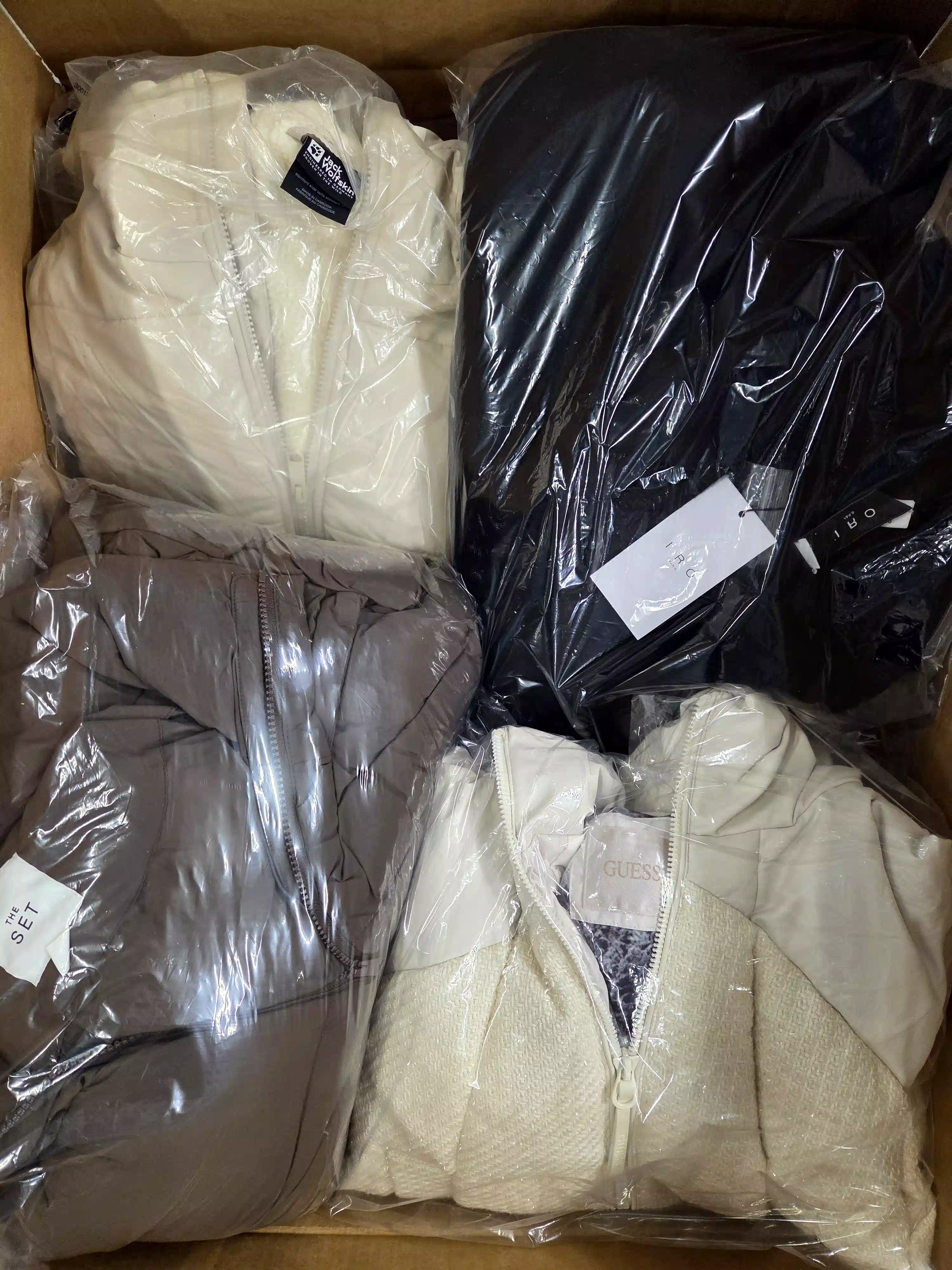 BJ112 3 The photo shows a package with clothing in the category B.