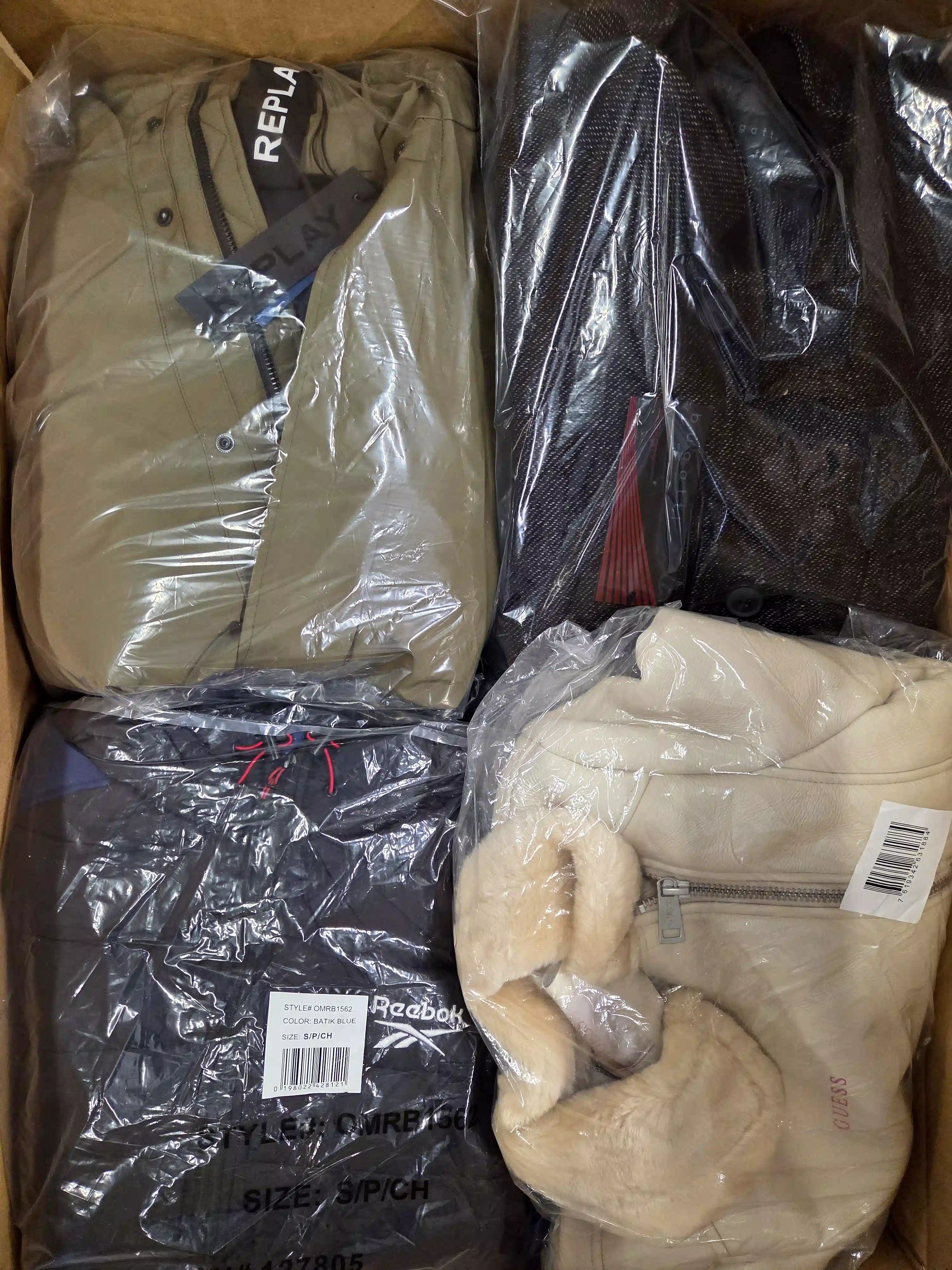 BJ113 3 The photo shows a package with clothing in the category B.