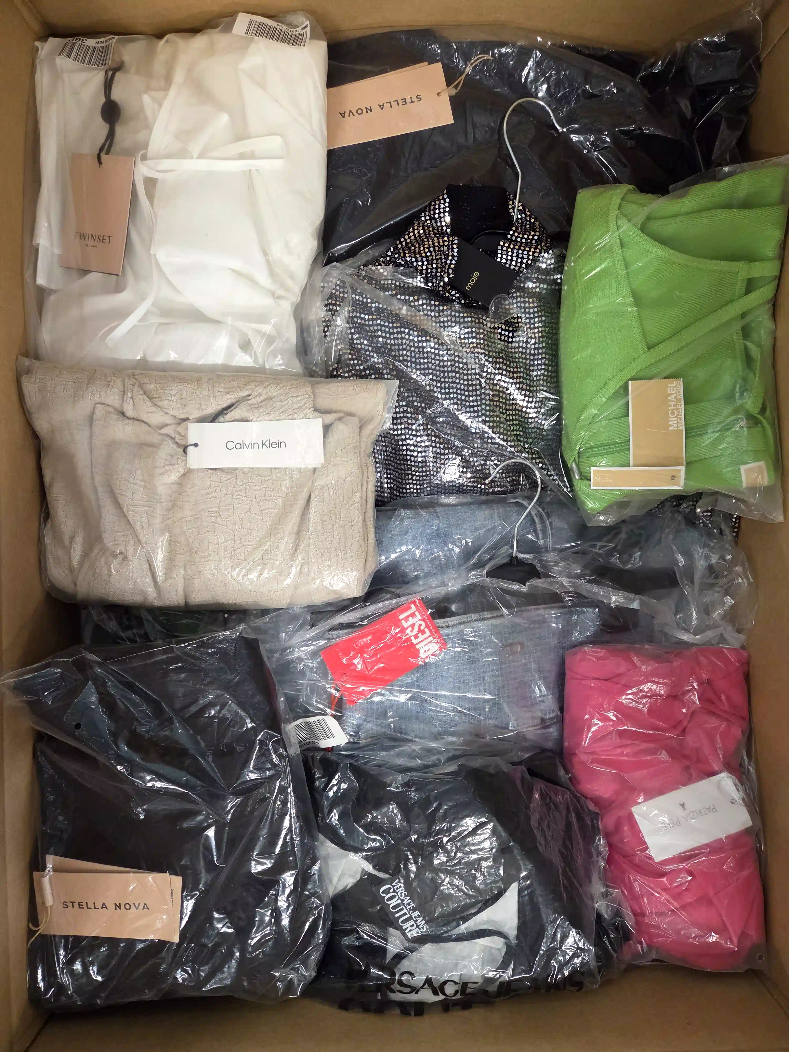 ADN114 3 The photo shows a package with clothing in the category A.
