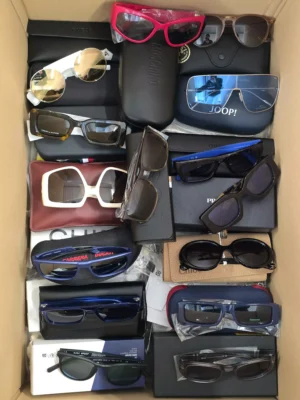 The picture shows a package with accessories in the category SG.