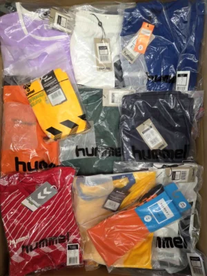 The photo shows a package with clothing in the category H.